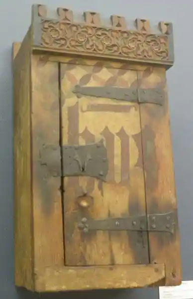 Overlapping circles forming a cross design on an aumbry